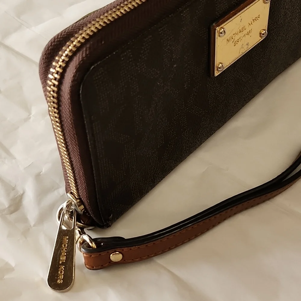 MICHAEL KORS EST.1981 WRISTLET WALLET